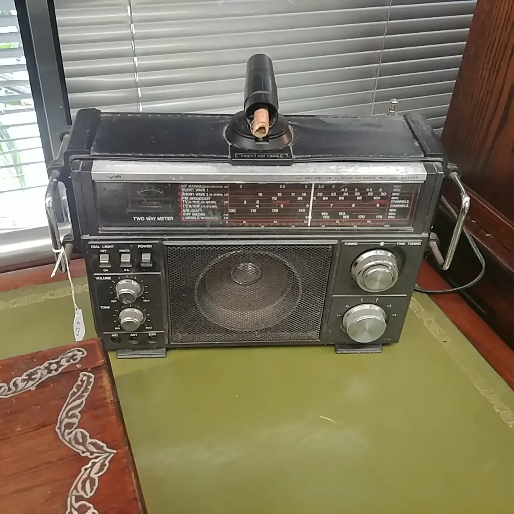 VINTAGE TRANSISTOR RADIO  Image 1++