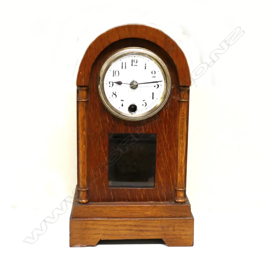 An oak cased mantel clock Image 1++