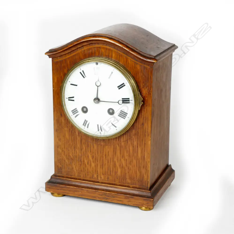An Edwardian oak cased mantel clock Image 1++
