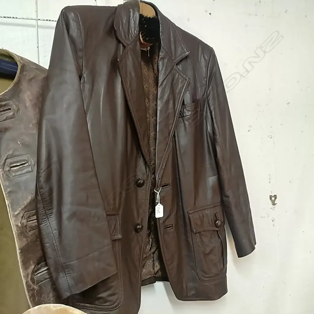 GENT'S BROWN LEATHER JACKET W BRUSH/HANGER SET Image 1++