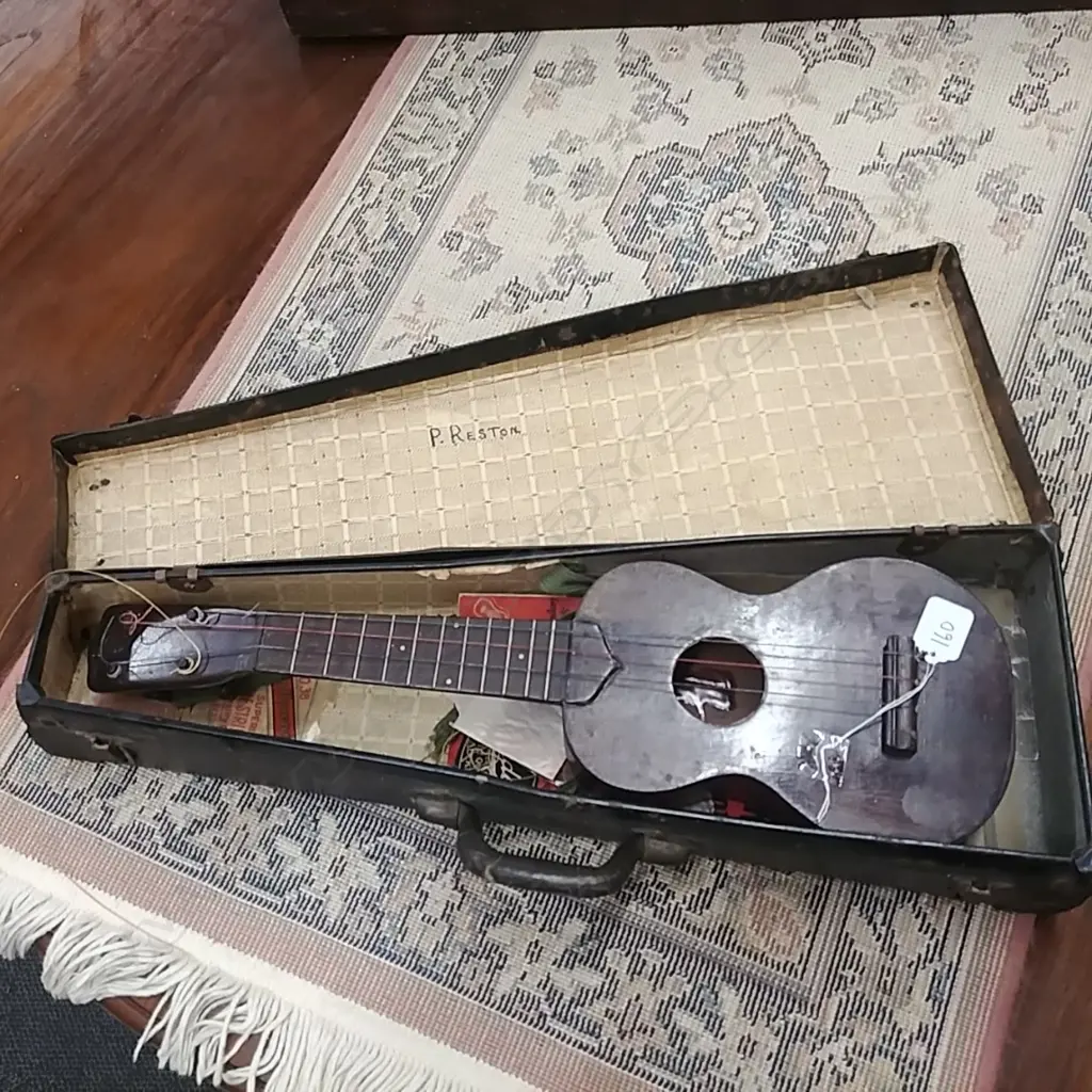 CASED  AMERICAN VINTAGE UKULELE Image 1++