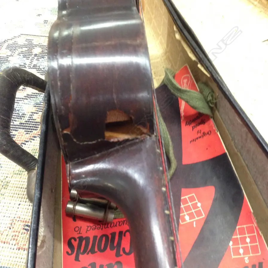 CASED  AMERICAN VINTAGE UKULELE Image 1++