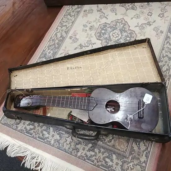 CASED  AMERICAN VINTAGE UKULELE