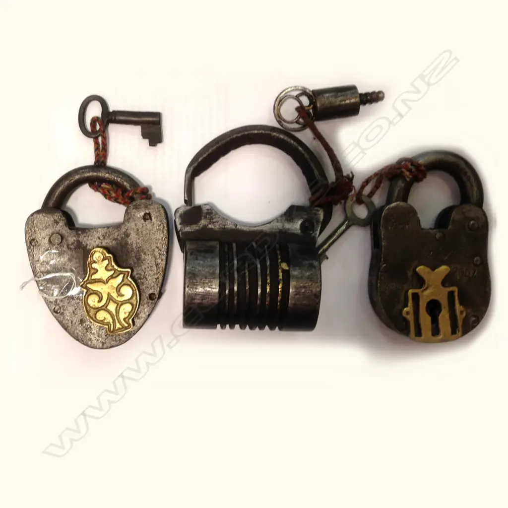3 VINTAGE PADLOCKS + KEYS Image 1++