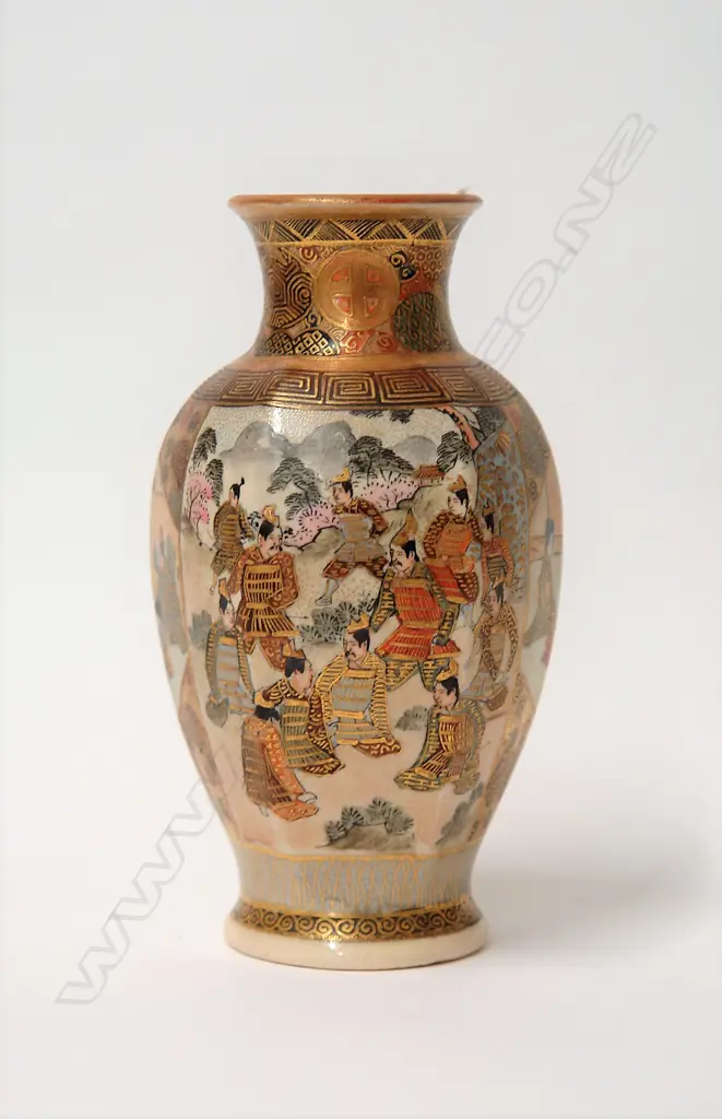 A Japanese Meiji period fine satsuma vase Image 1++