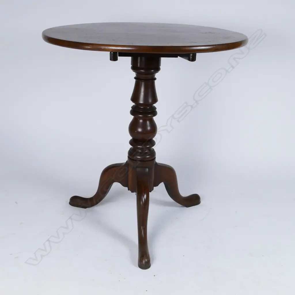 A Georgian mahogany tilt-top wine table Image 1++