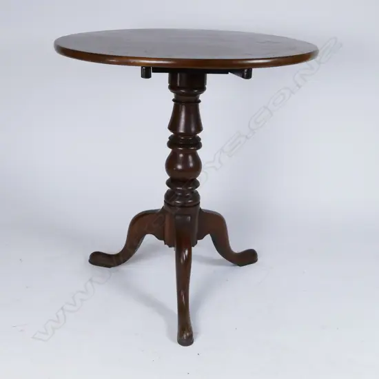 A Georgian mahogany tilt-top wine table