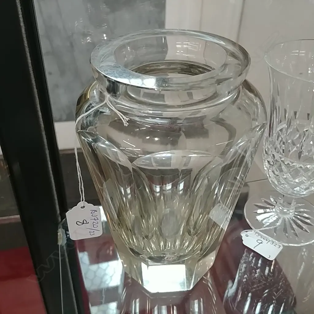 HEAVY ANTIQUE GLASS VASE Image 1++