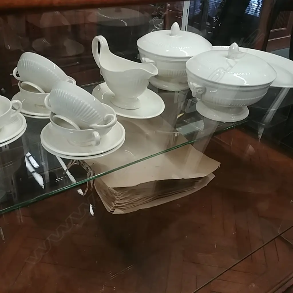 PART WEDGWOOD DINNER SERVICE & BOTANICAL FOLDER Image 1++