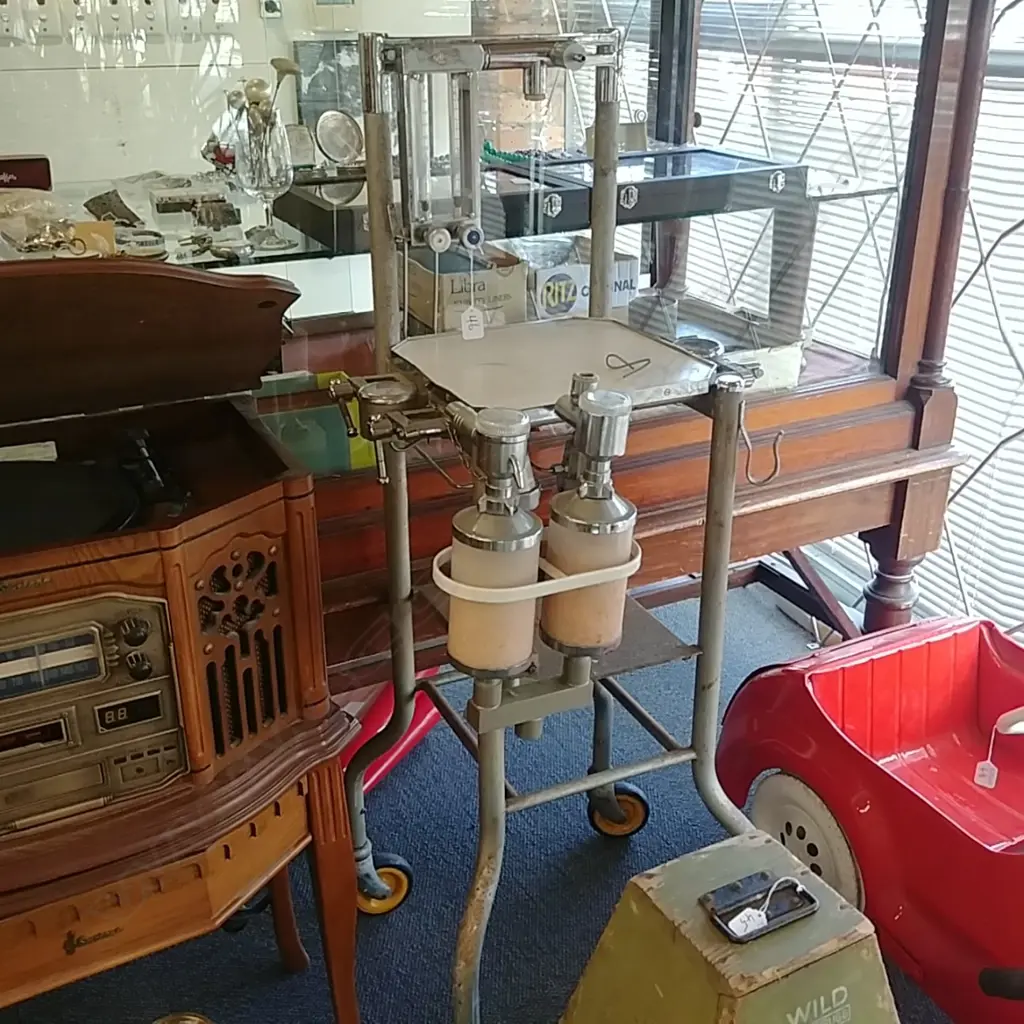 VINTAGE ANAESTHETISTS TROLLEY WITH  BOTTLES GAUGES Image 1++