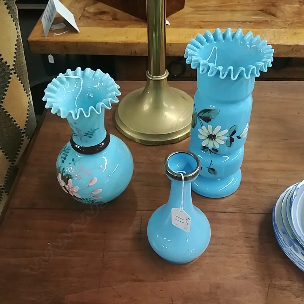 3 BLUE GLASS VASES VICT  Image 1++