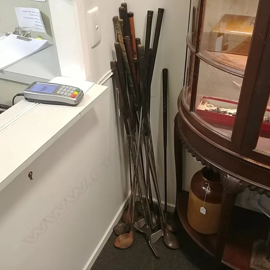 COLLECTION OF GOLF CLUBS Image 1++