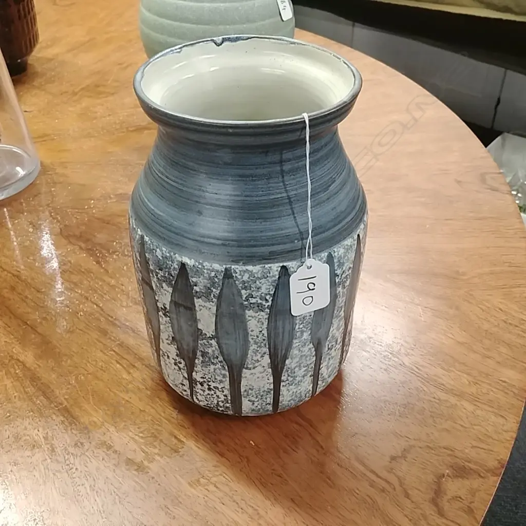 HANMER POTTERY VASE Image 1++