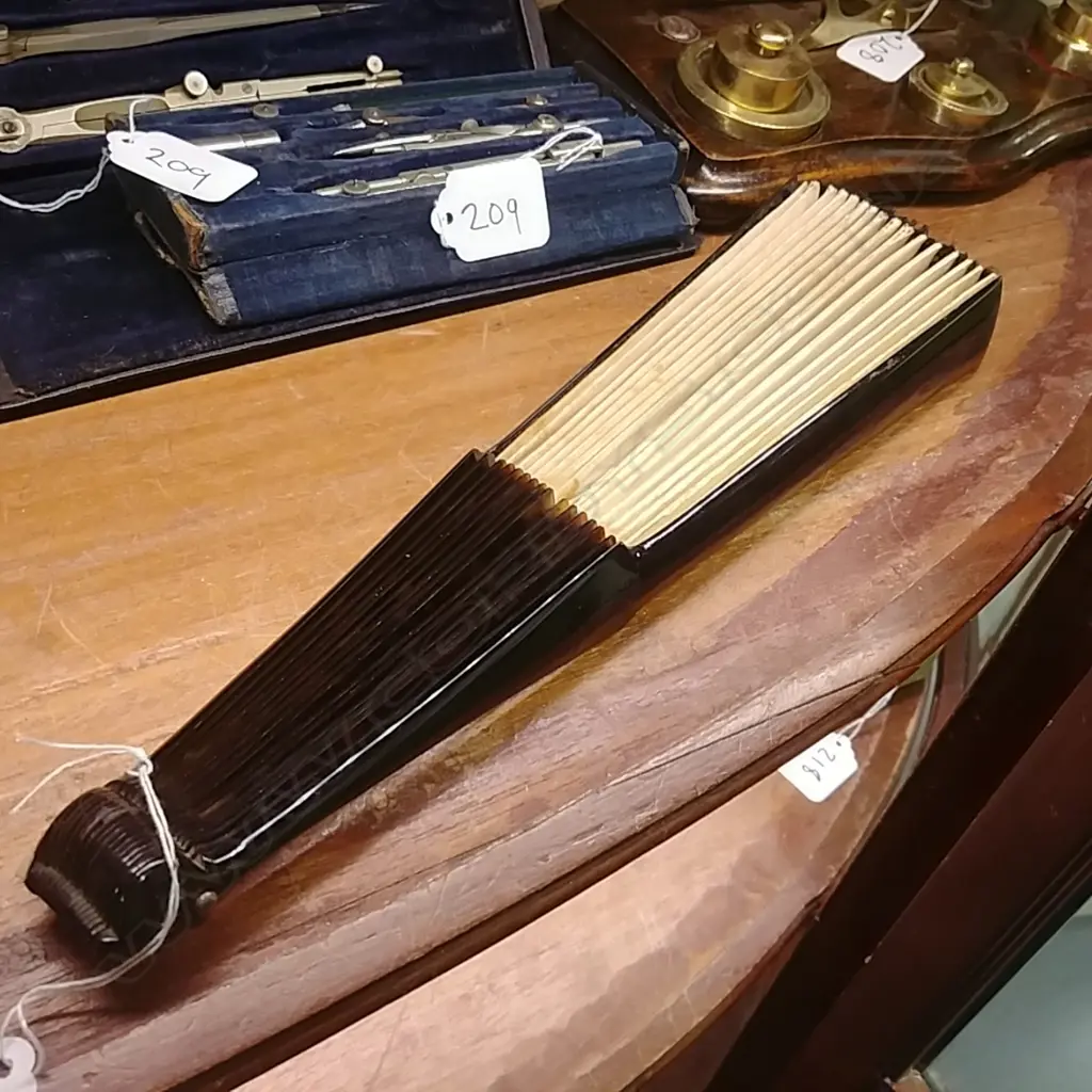 An early 20thC faux tortoiseshell and silk fan Image 1++