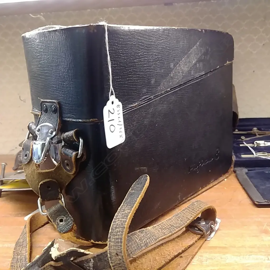 CASED  VINTAGE MOVIE CAMERA Image 1++