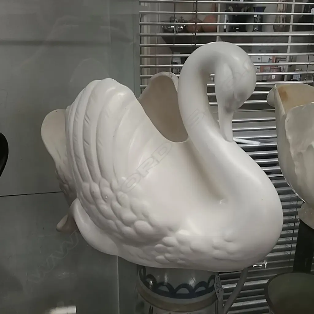 CROWN LYNN LGE WHITE SWAN Image 1++