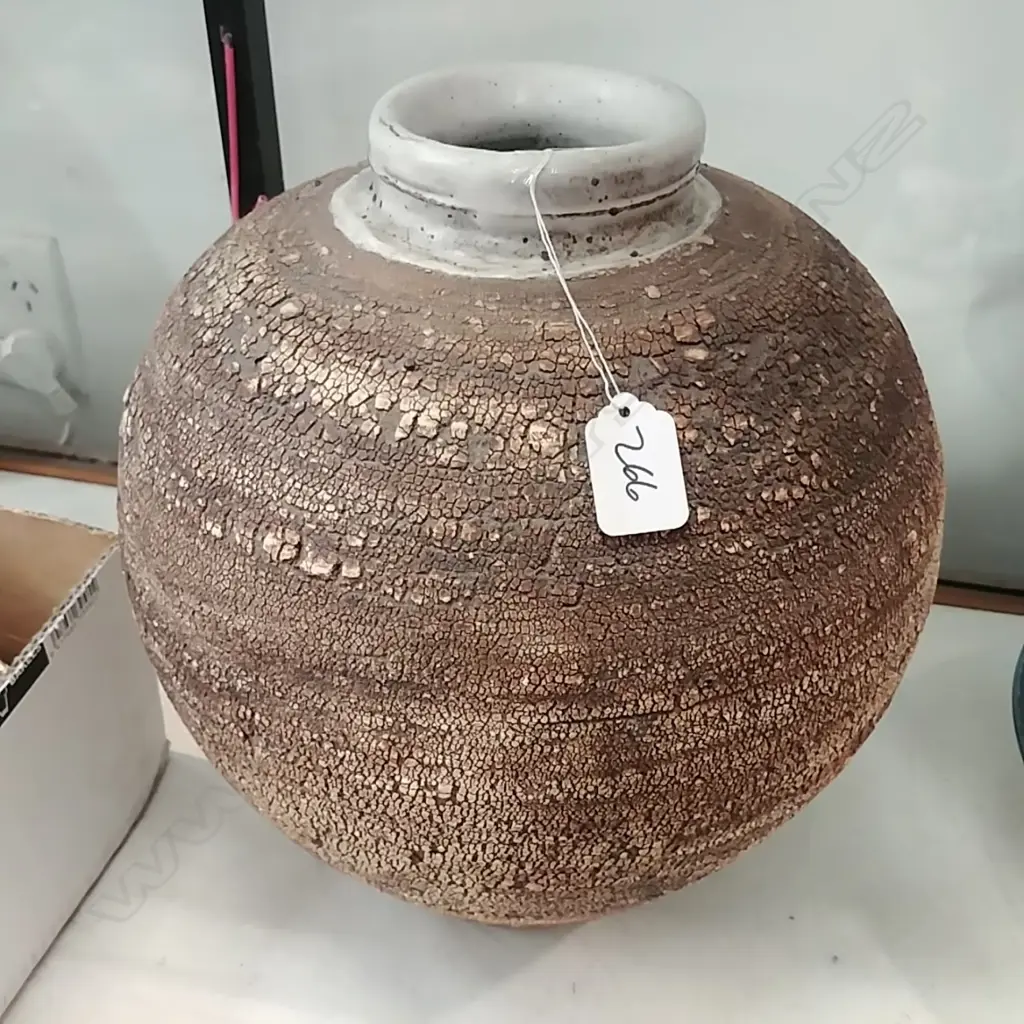 LARGE POTTERY VASE Image 1++