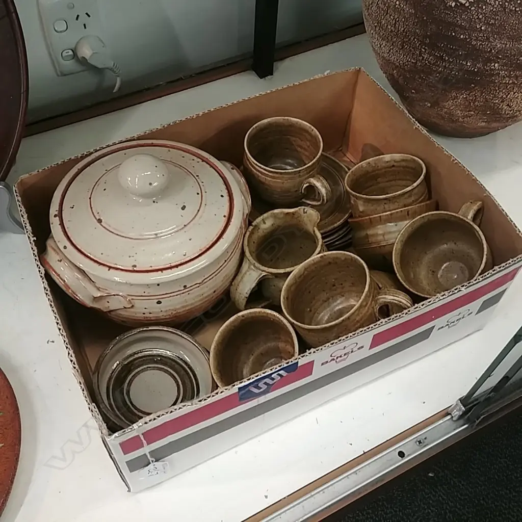 SMALL BOX OF POTTERY Image 1++