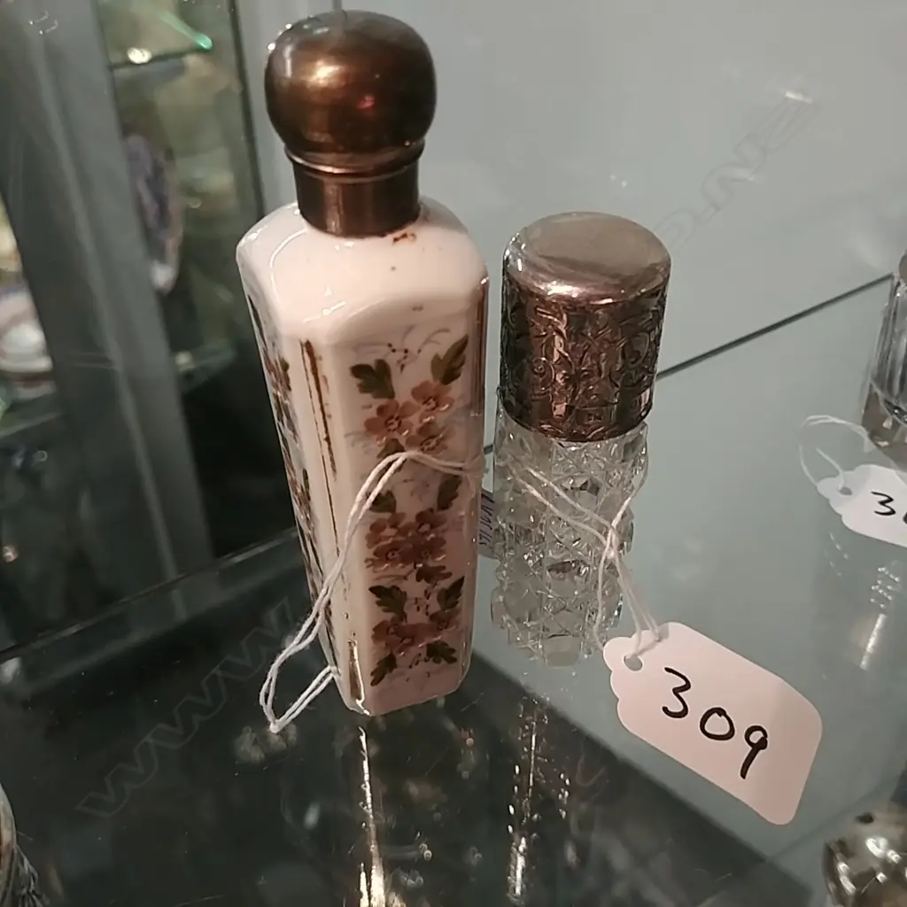 SIL.LIDDED SCENT & VIC. CERAMIC SCENT BOTTLE Image 1++
