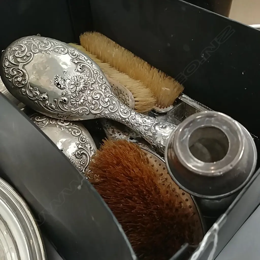 BOX S/S BRUSHES CANDLESTICK ETC Image 1++