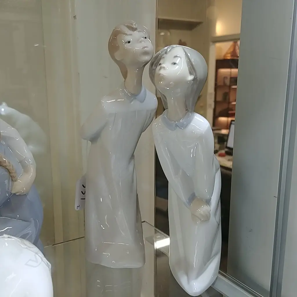 LLADRO BOY & GIRL KISSING Image 1++