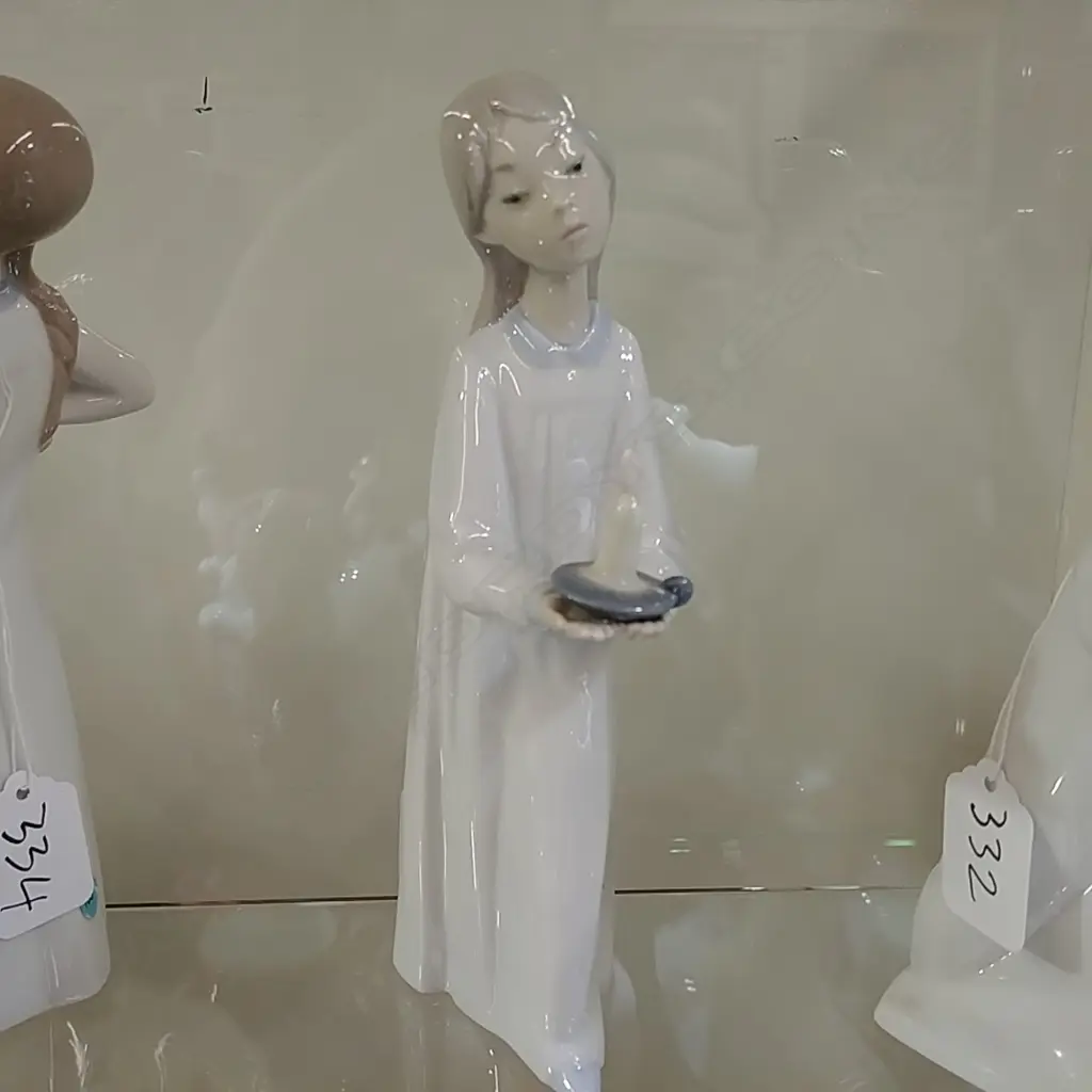 LLADRO GIRL WITH CANDLE Image 1++