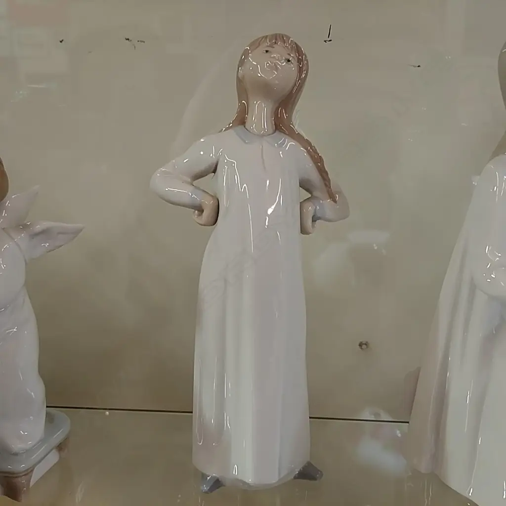 LLADRO GIRL HANDS ON HIPS Image 1++