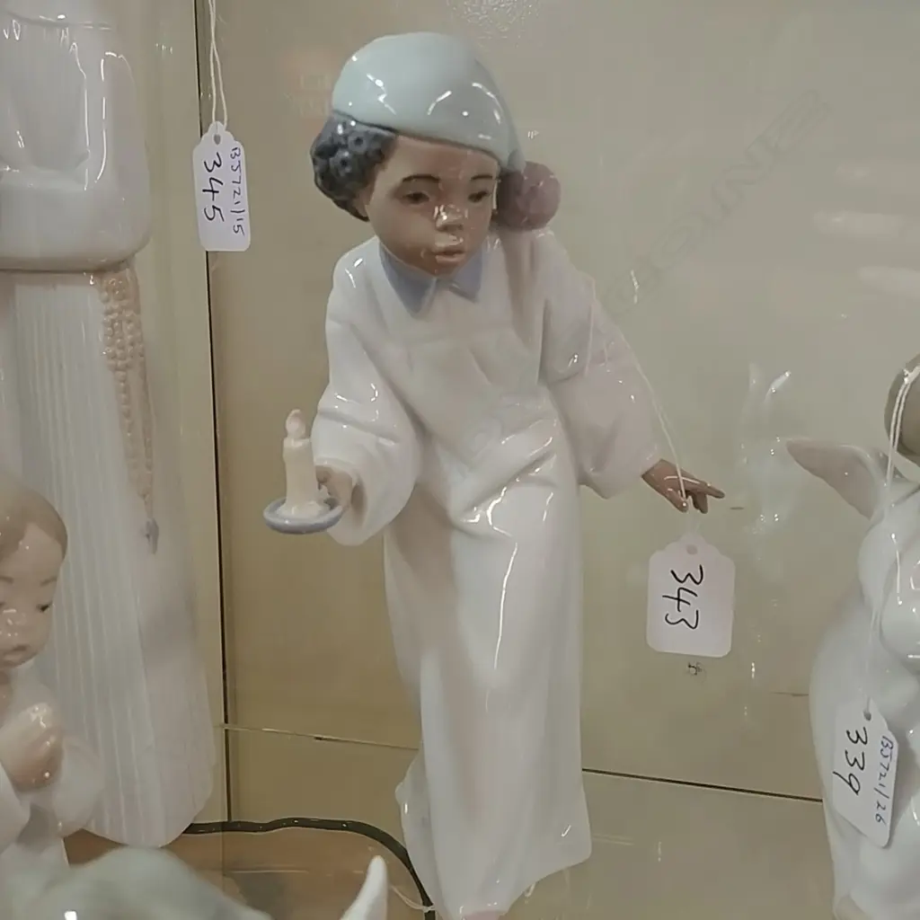 LLADRO BOY WITH CANDLE Image 1++