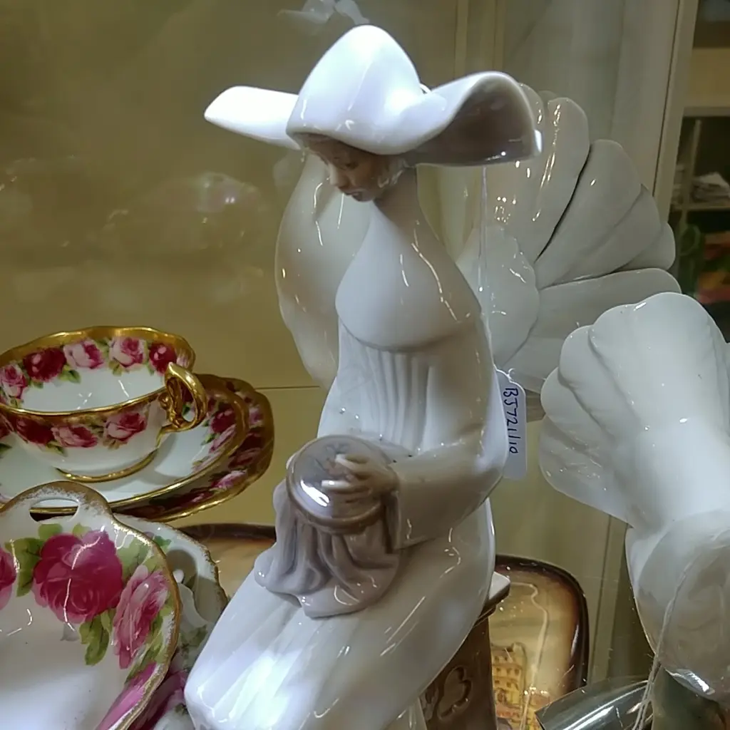LLADRO NUN DARNING CHIPPED FINGER Image 1++