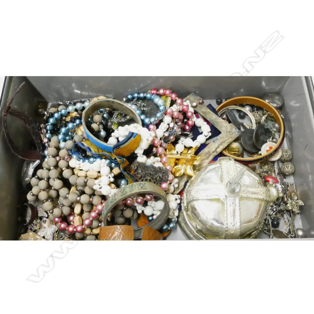 CASH TIN W COSTUME JEWELLERY ETC Image 1++