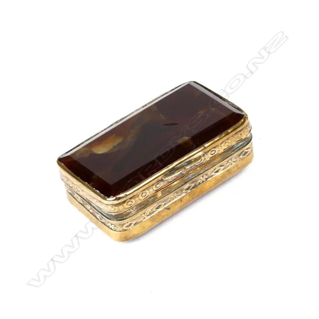 A Victorian gold plated and agate snuff box Image 1++