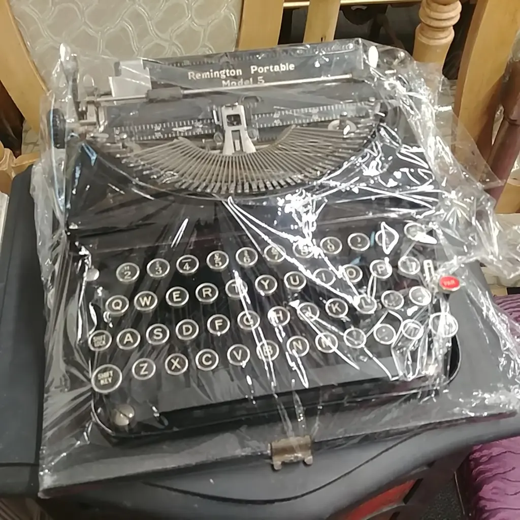 REMINGTON PORTABLE TYPEWRITER Image 1++