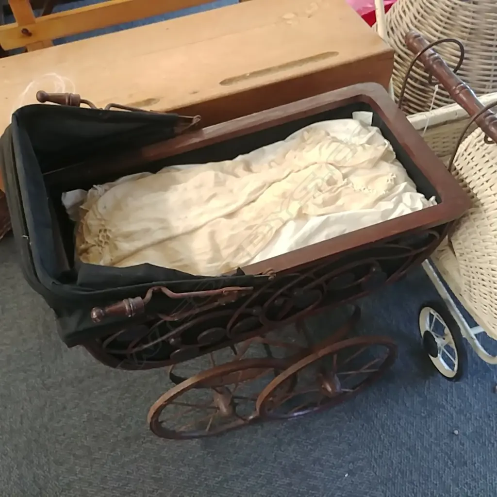 ORNATE VINTAGE CAST IRON/WOODEN PRAM Image 1++