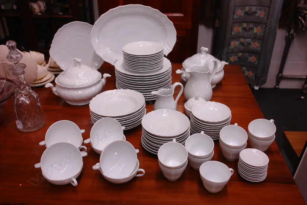 LARGE HUTCHENRUTHER DINNER SERVICE Image 1++