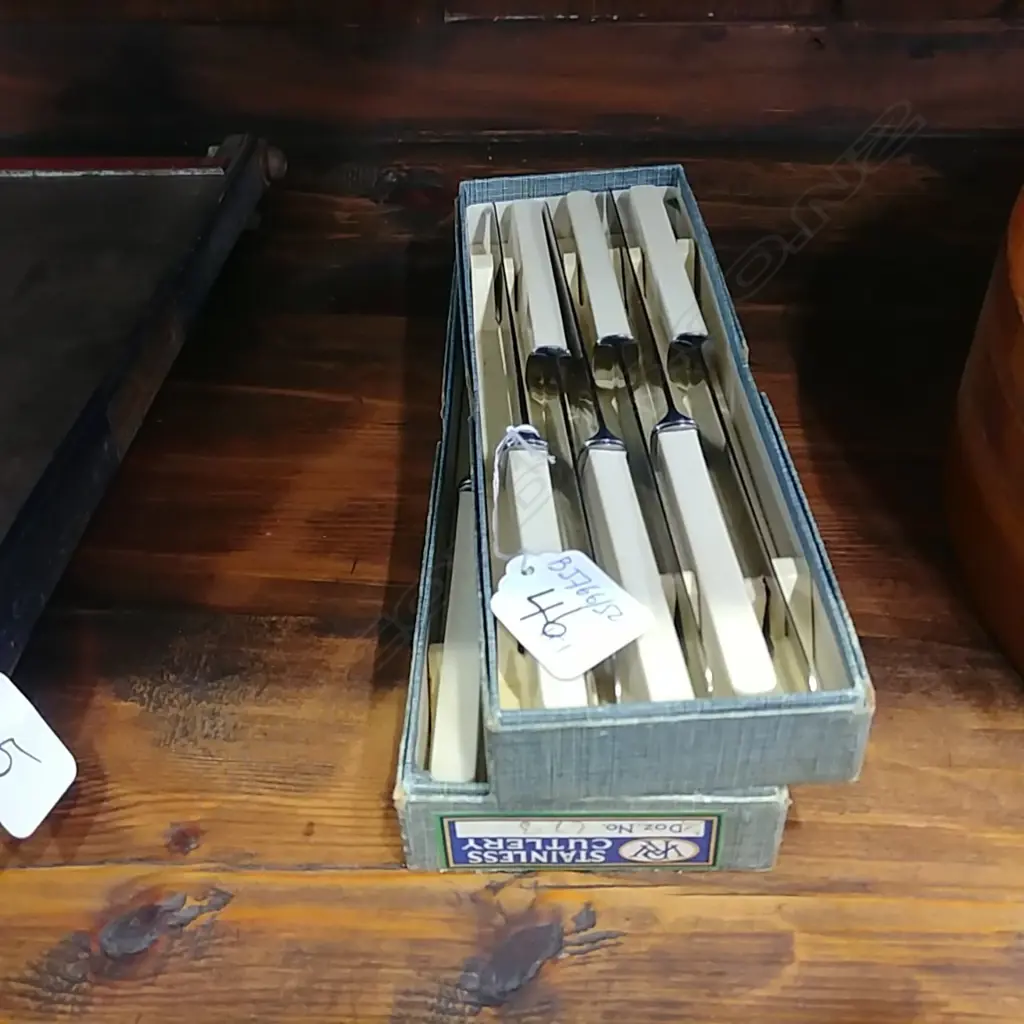 2 BOXES OF KNIVES Image 1++