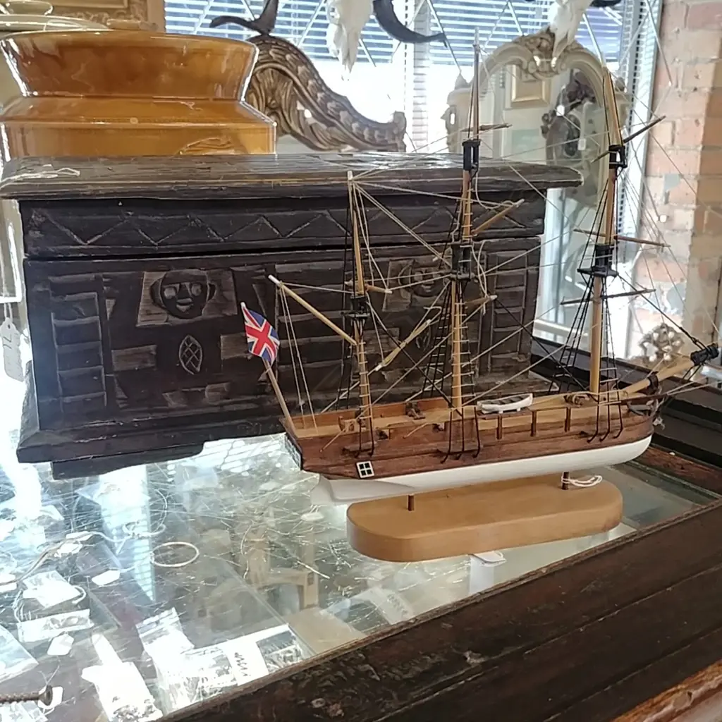 CARVED BOX + MODEL SHIP Image 1++