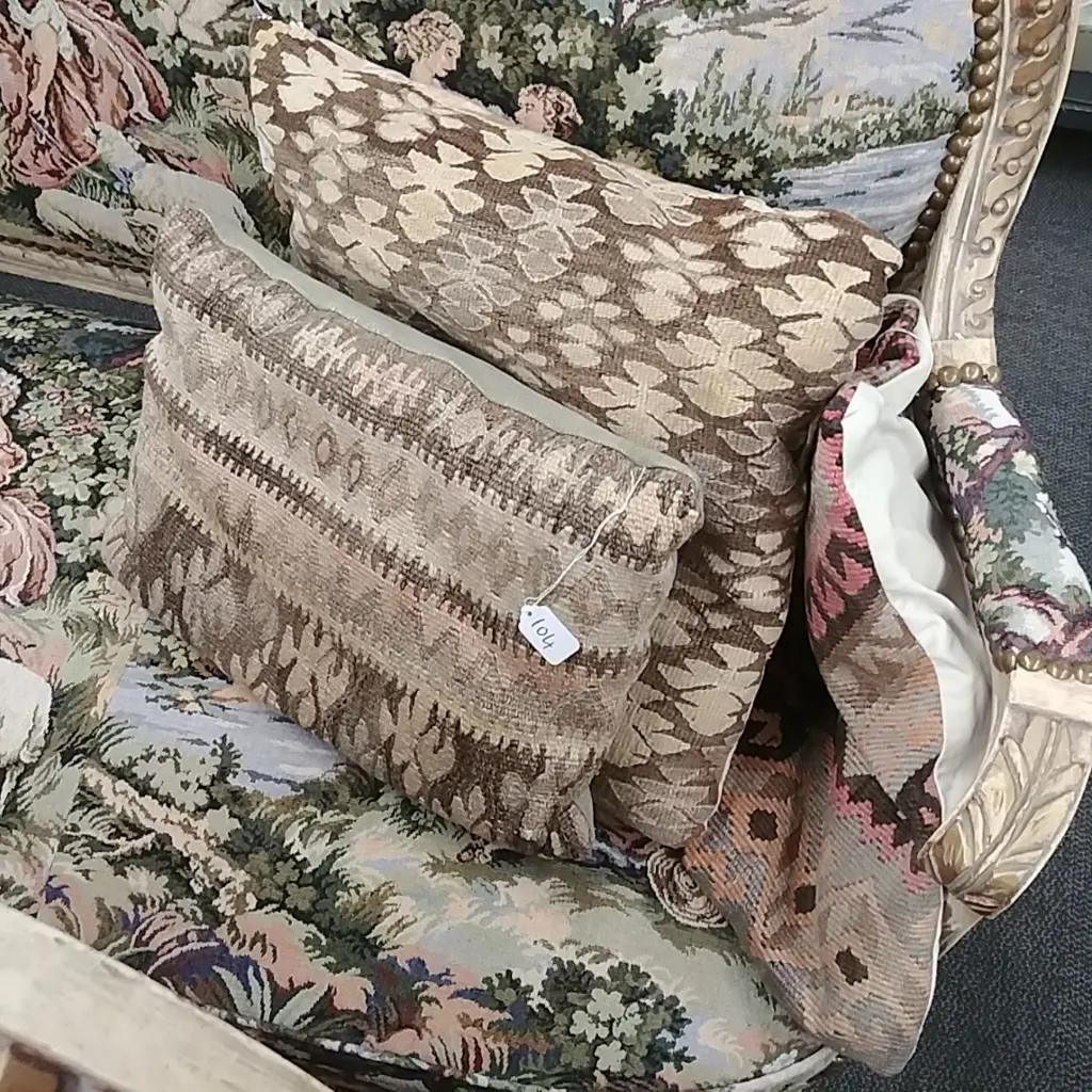 2 SQUARE+1 RECTANGLE KELIM CUSHIONS Image 1++