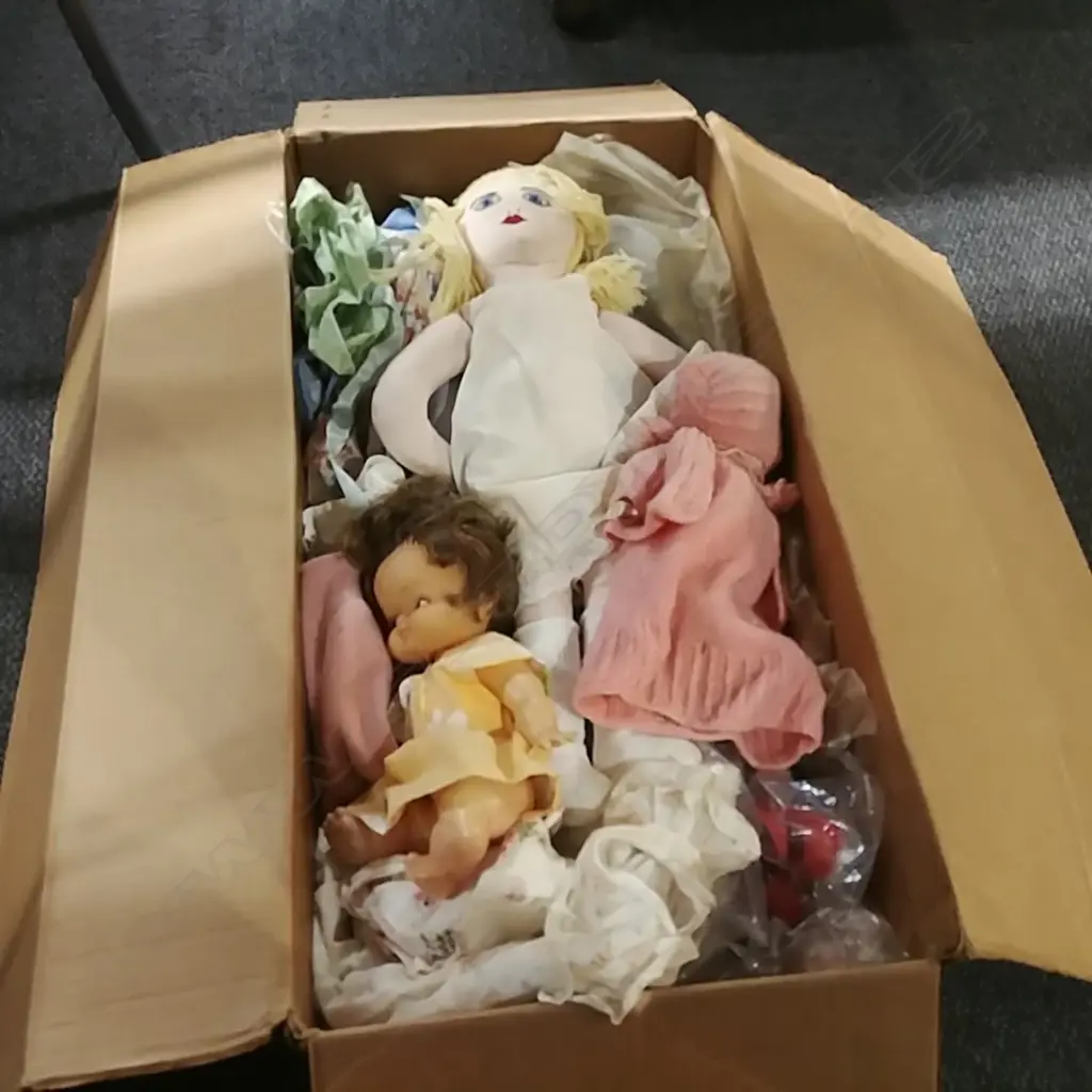 BOX OF DOLLS & DOLLS CLOTHES Image 1++