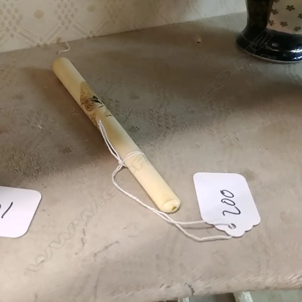 2 CARVED IVORY CIGARETTE HOLDERS Image 1++