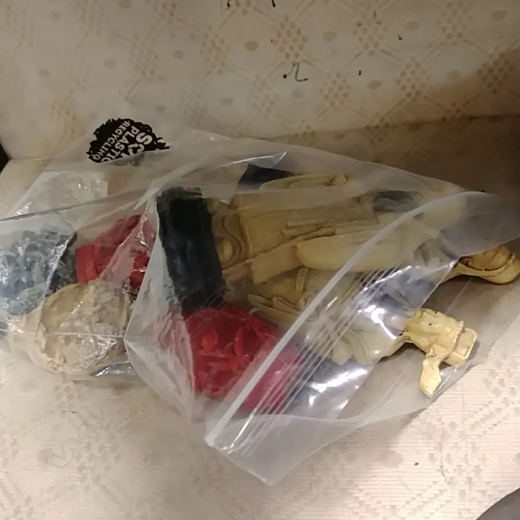 8 RESIN CHINESE ITEMS; 3 FIGURES 4 SNUFFS BUDDHA Image 1++