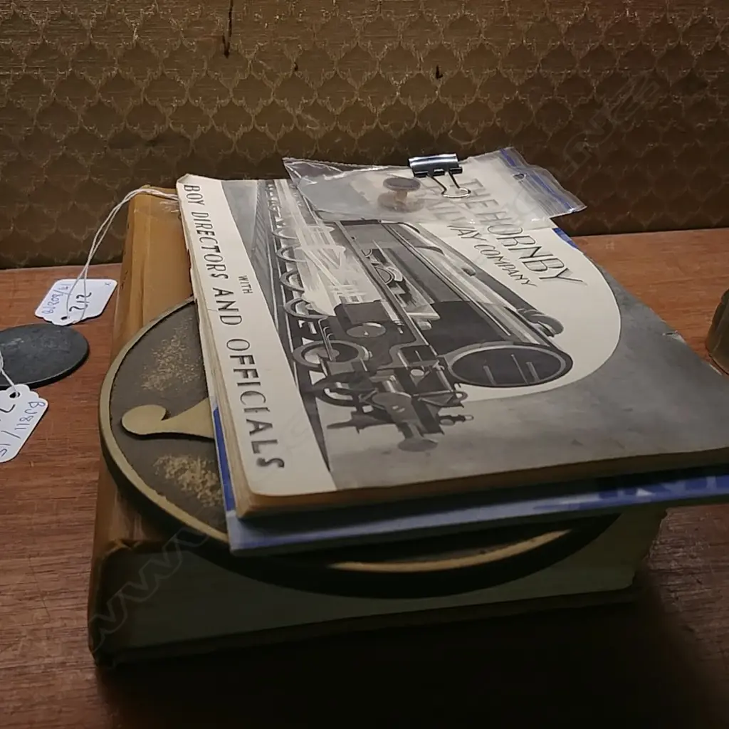 COLLECTION OF TRAIN RELATED ITEMS- PIN/BOOKLET ETC Image 1++