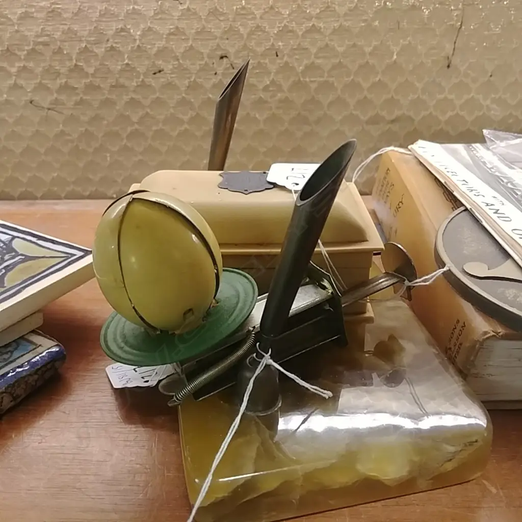 PEN STAND/ SML BOX W/ SILVER LABEL/SPINNER TOY Image 1++