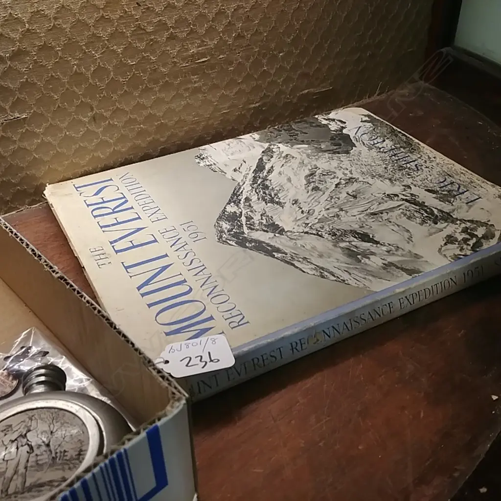 BOOK 'THE MOUNT EVEREST' BY ERIC SHIPTON Image 1++