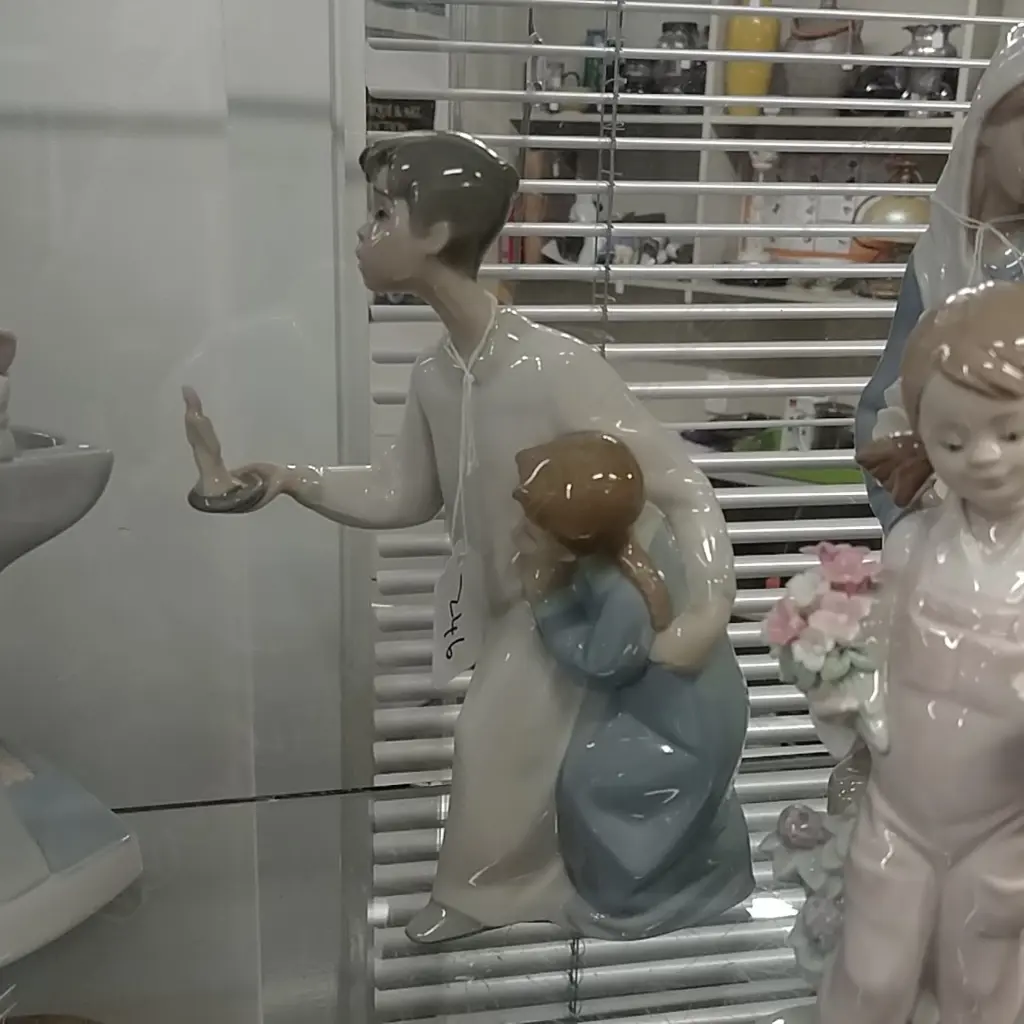 LLADRO FIG - BOY & GIRL W/ CANDLE A/F Image 1++