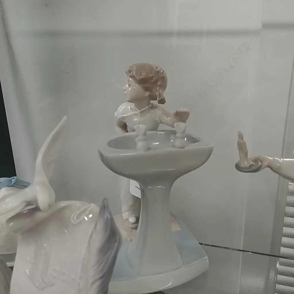 LLADRO FIG - GIRL AT BASIN Image 1++