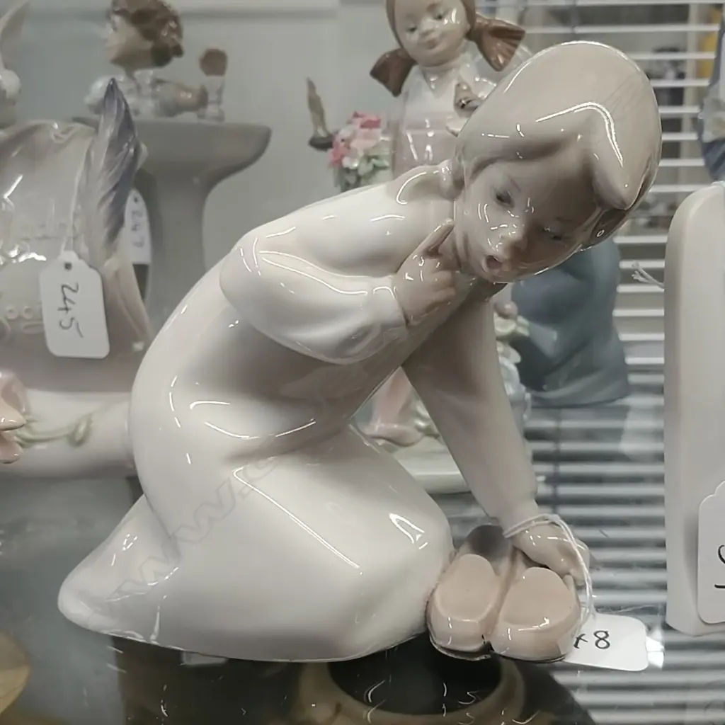 LLADRO FIG - GIRL W/ SLIPPERS  Image 1++