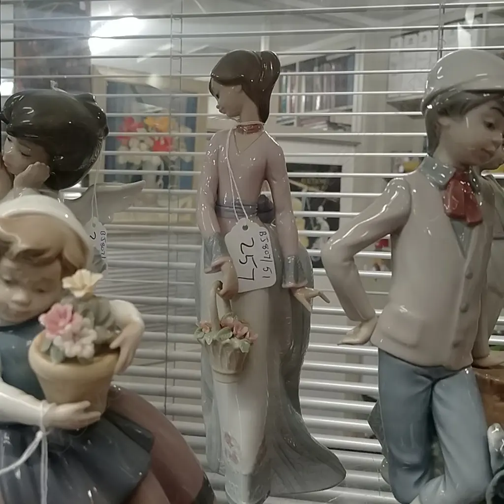 LLADRO GIRL WITH BUSTLE Image 1++