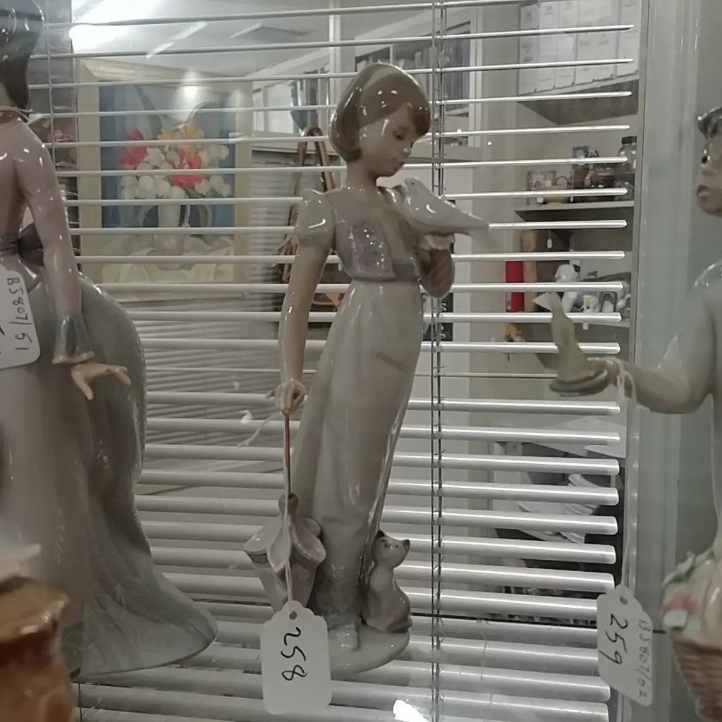 LLADRO GIRL WITH DOVE Image 1++