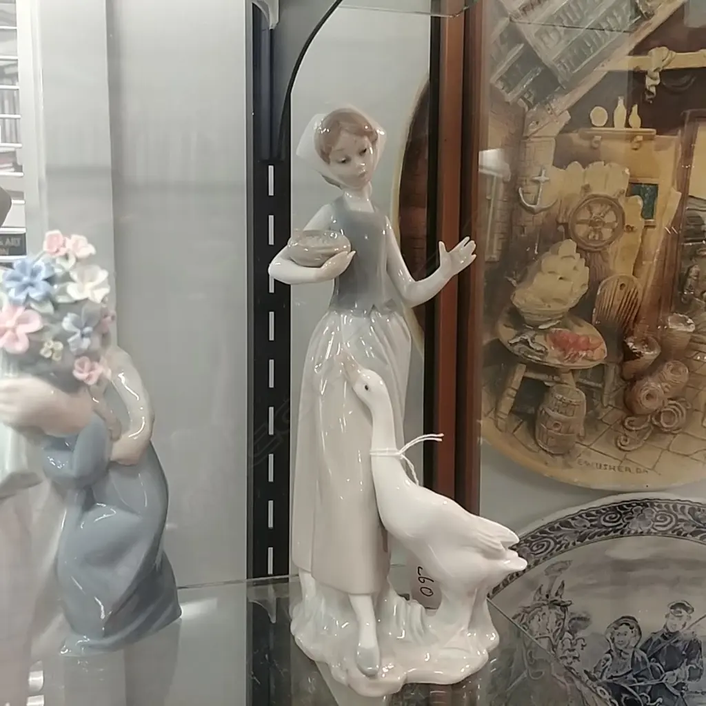 LLADRO FIG. WOMAN & GOOSE Image 1++