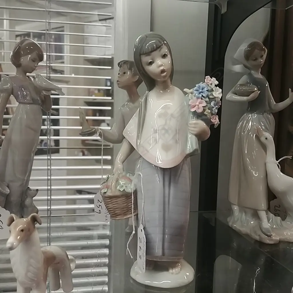 LLADRO FIG. GIRL & BASKET FRUIT & FLOWERS Image 1++